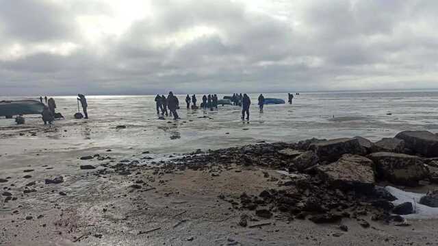 Под Черкассами на Днепре откололась льдина с 70 рыбаками