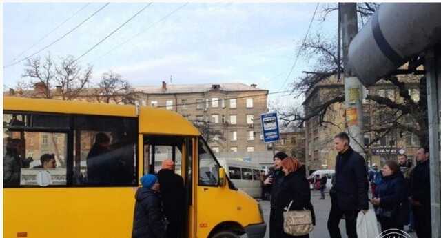 У Дніпрі водій автобуса знепритомнів за кермом і впав у кому