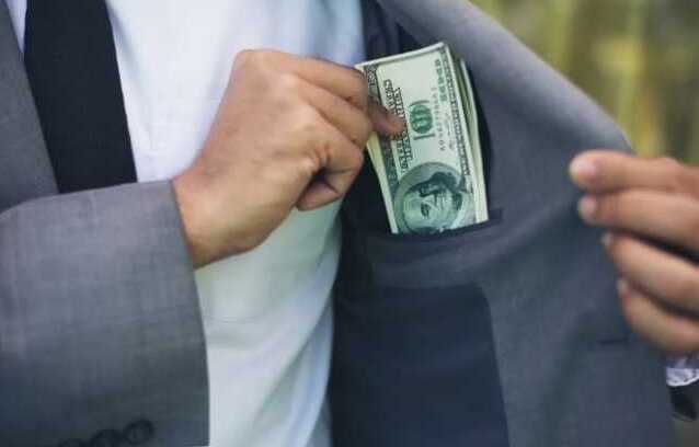 В Одессе на взятке задержали двух налоговиков