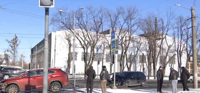 В Харькове водитель Lexus двинулась на красный свет и устроила тройное ДТП