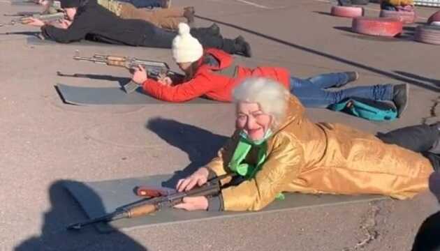 Пожилая защитница Мариуполя с автоматом в руках стала звездой мировых СМИ
