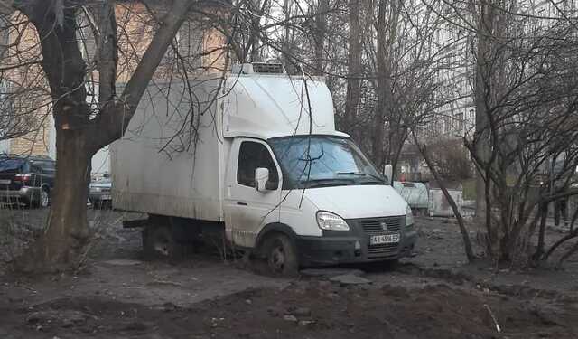 В Киеве машина "героя парковки" застряла в грязи