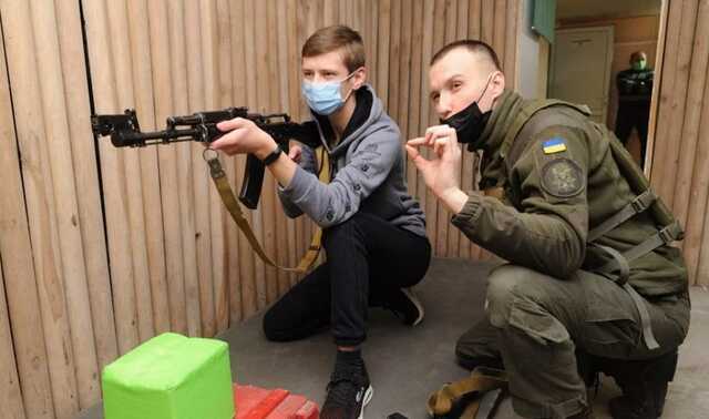 Во Львове старшеклассников начали учить стрелять
