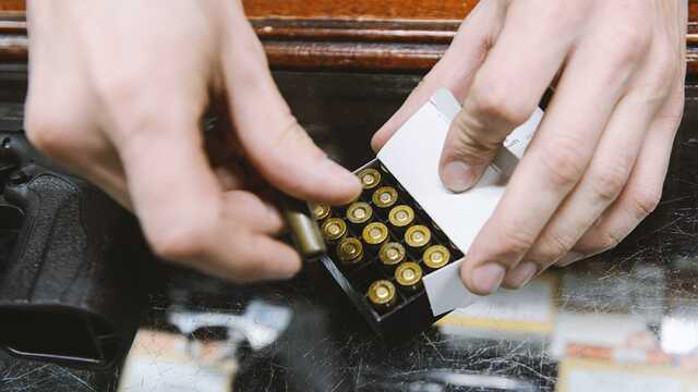 "Воевать с мародерами": в Украине зафиксировали рост спроса на патроны и оружие