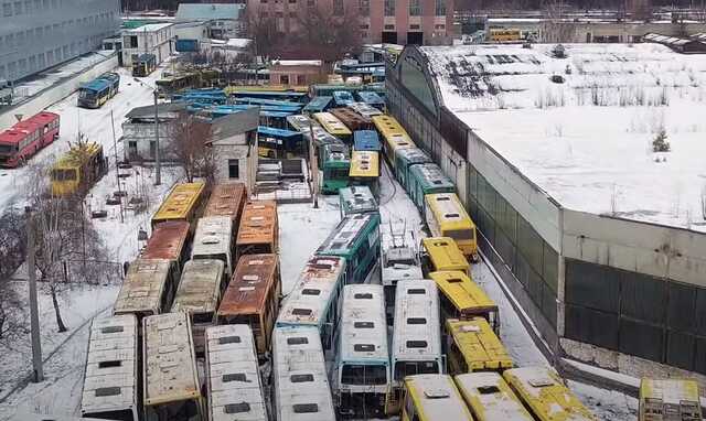 Кладбище автобусов: в Киеве показали впечатляющие кадры заброшенного автопарка