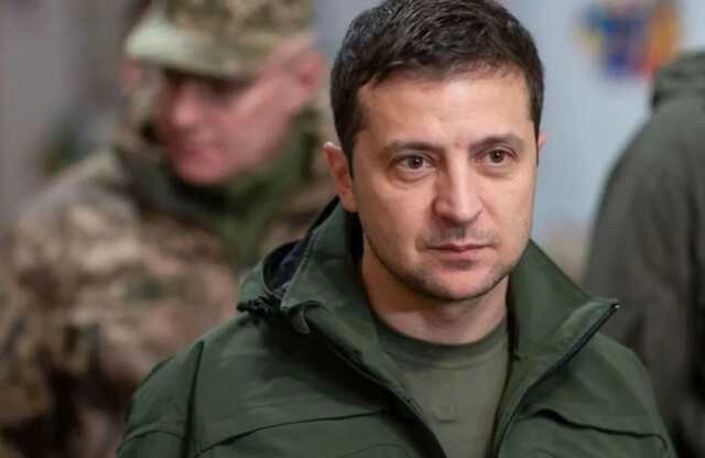 С украинским флагом: Зеленский на катере отправился в зону ООС