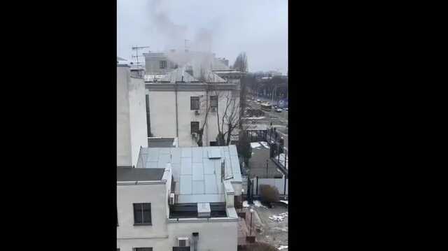 Из здания посольства России в Киеве идет дым