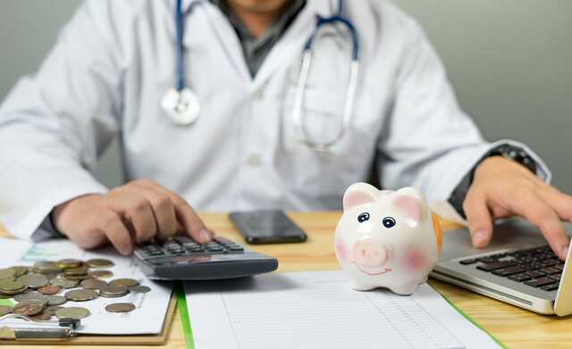 Указ есть, а денег нет: медикам не дают обещанные Зеленским повышенные зарплаты