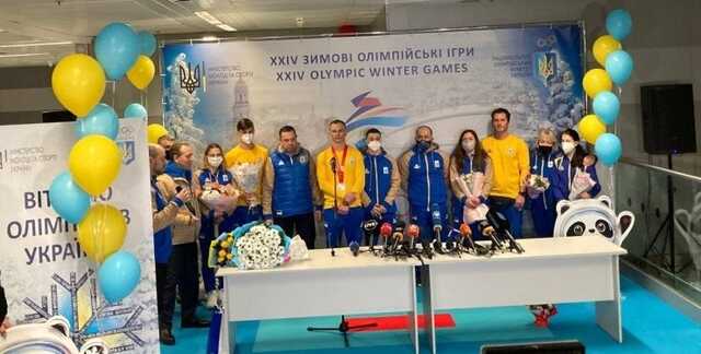 "Моя медаль - для всех украинцев": Александр Абраменко вернулся на родину из Пекина