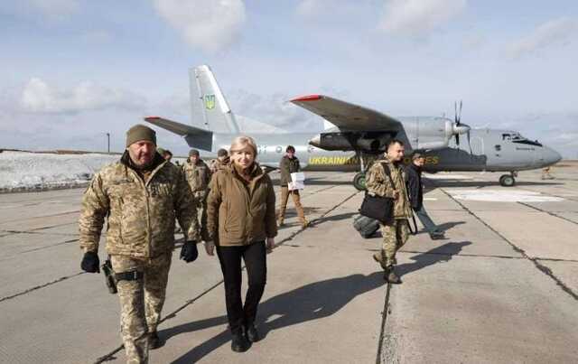 На Донбасс прилетели народные депутаты