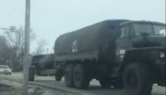 Передовые части россиян недалеко от Украины наносят на бронетехнику особую отметку "Z"