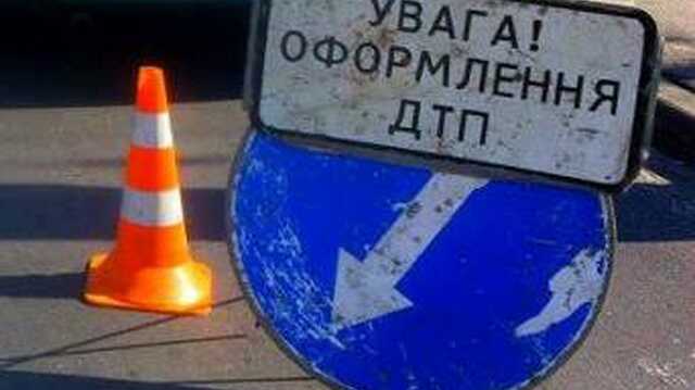 В Киеве автомобиль во время ДТП перевернулся на крышу