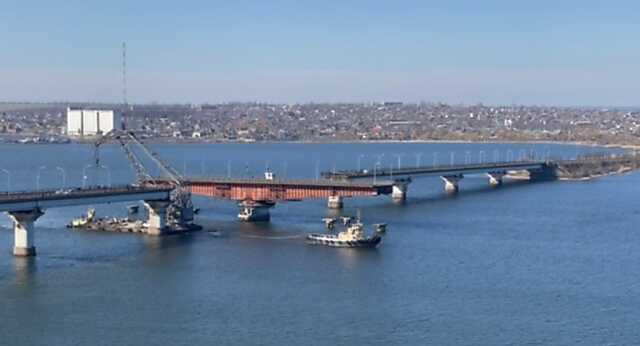 В Николаеве плавкран врезался в опору моста во время разводки