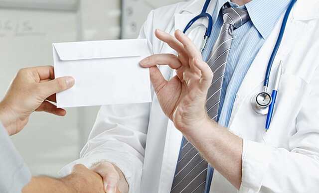 Завідувачку відділення Львівської обласної лікарні спіймали на хабарі