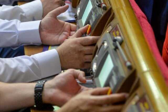 В Верховной Раде сегодня готовятся к введению чрезвычайного положения