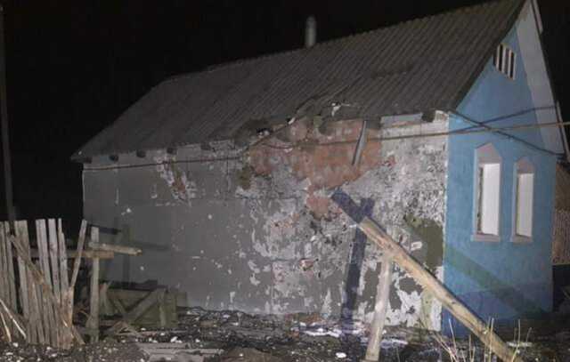 Снаряд боевиков попал в дом в Станице Луганской: вспыхнул пожар