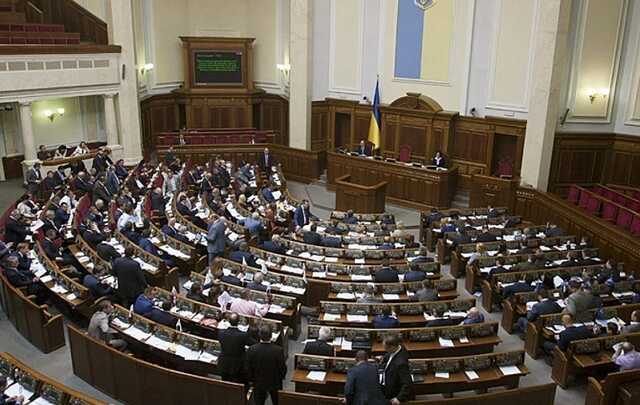 Рада рассматривает введение чрезвычайного положения в Украине: трансляция