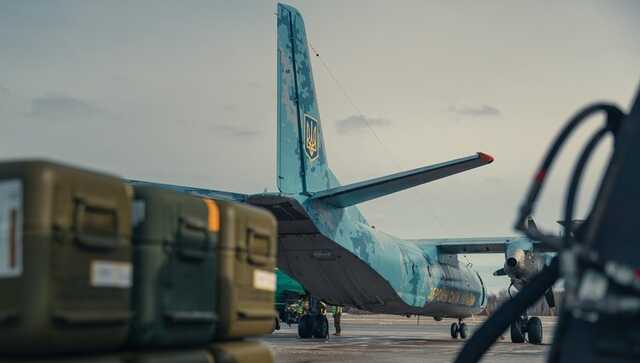 Самолет доставил помощь от Латвии: боеприпасы и ПЗРК Stinger, – Резников