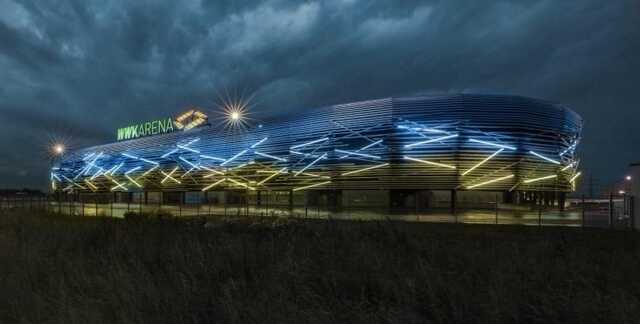 ФК "Аугсбург" зажег цвета украинского флага на своем стадионе WWK Arena