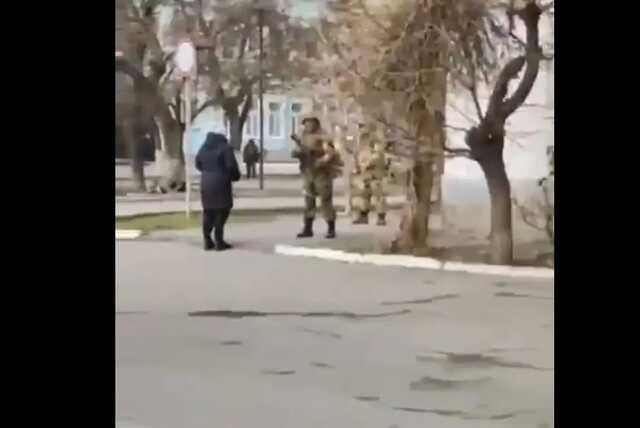 "Хоч покладіть у кишені насіння квітів": у захопленому Генічеську жінка звернулася до окупанта