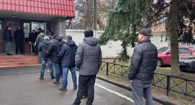 Біля військкоматів на Рівненщині черги більші, ніж до магазинів