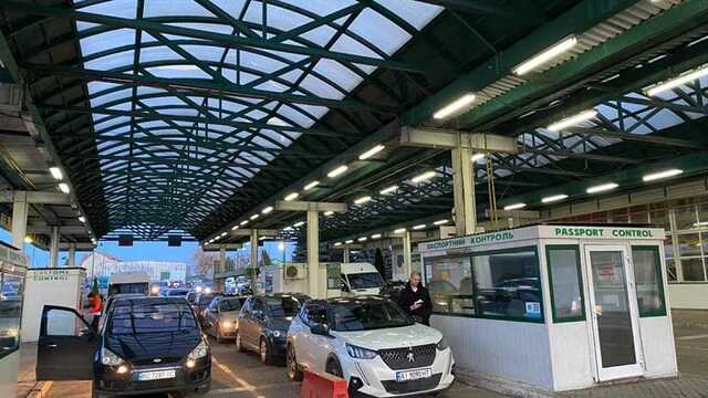 На границе Украины в западных регионах увеличиваются очереди