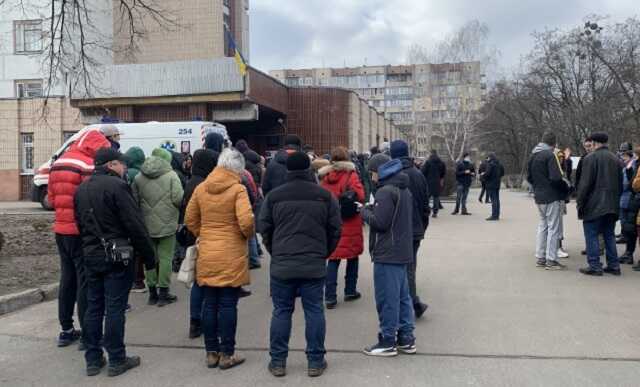 Отдать кровь: Киевляне отстаивают многочасовые очереди в донорские центры