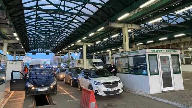 Десятки тысяч беженцев из Украины пытаются выехать в Румынию, Польшу и Словакию