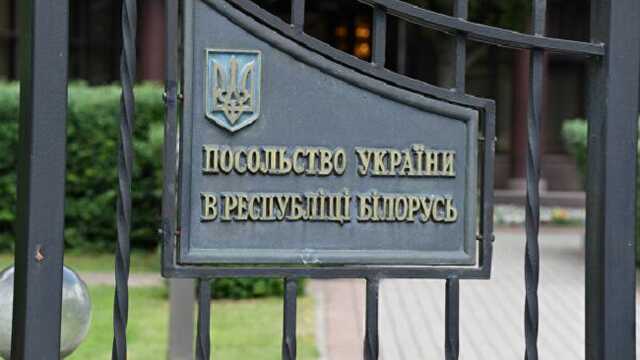 Белорусы несут цветы под посольство Украины в Минске