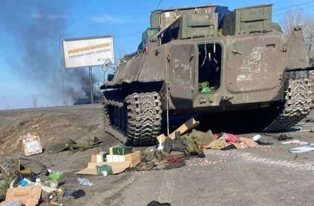 На Херсонщине огромную колонну российской техники с маркировкой "Z" смешали с землей