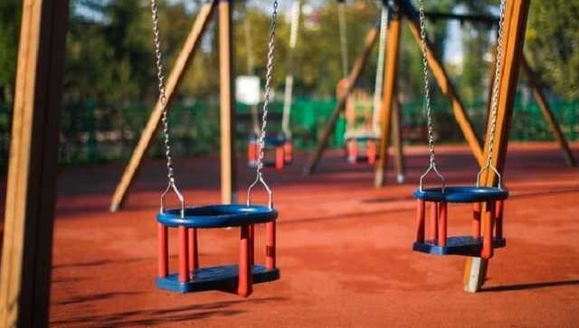 В Буче – обстрелы с утра: снаряд попал в детскую площадку