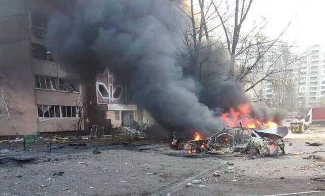 В сети показали последствия ракетного удара по Троещине