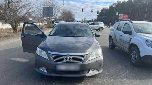 На Киевщине задержали участника бандитской группировки с оружием и белой лентой оккупантов
