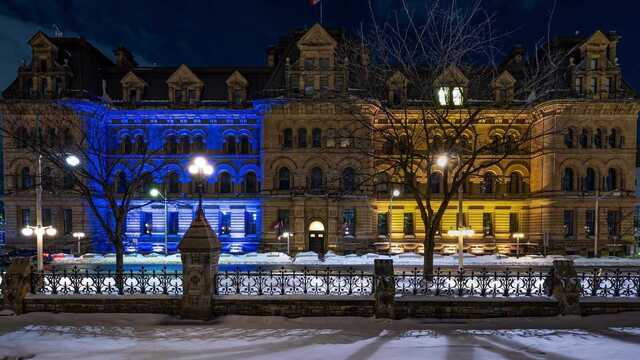 Канада вместе с Украиной: дома и мосты подсветили желто-синими цветами