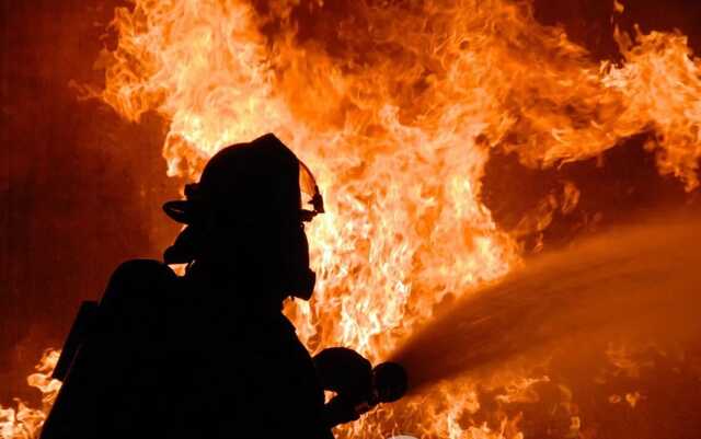 В Чернигове большой пожар: загорелся "Эпицентр" и несколько домов