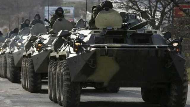 По Антоновскому мосту под Херсоном движется большая колонна русской военной техники