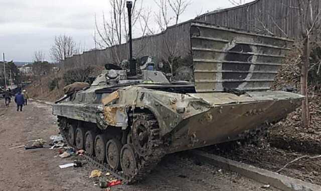 На Запорожье враг наступает, но оставляет технику и сдается в плен