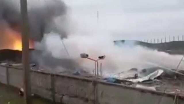 В Очакове обстреляли склады: вспыхнул масштабный пожар