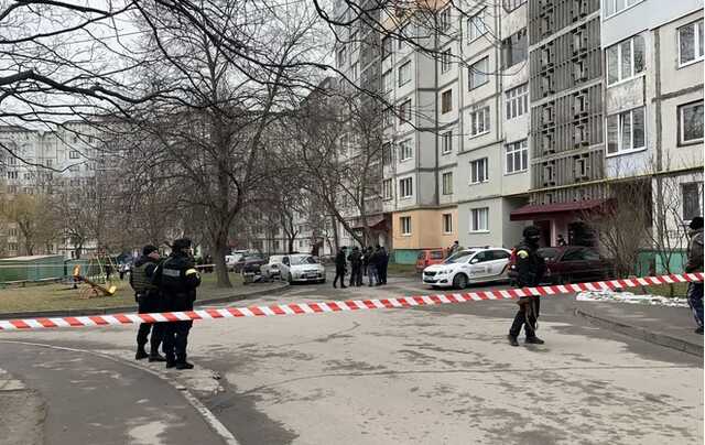 Житель Ровно застрелил с балкона двух «подозрительных» прохожих