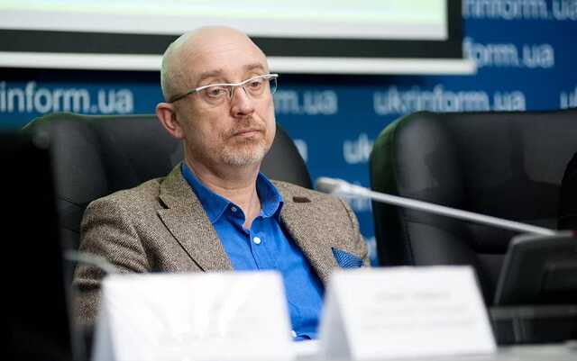 Враг продвинулся на отдельных направлениях, но контролирует лишь небольшую территорию, - Резников