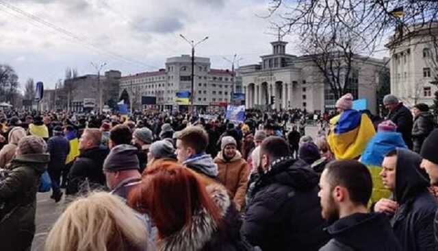 Езжайте домой, – тысячи херсонцев вышли на митинг против оккупантов