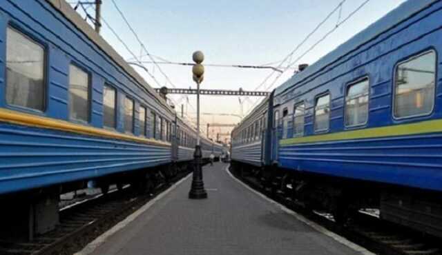 Забитые пассажирами эвакуационные поезда выбираются из Харькова