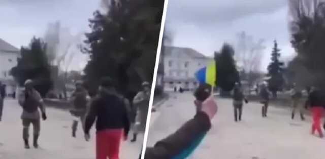 "На@уй домой!" В Мелитополе люди заставили отступать стреляющих оккупантов