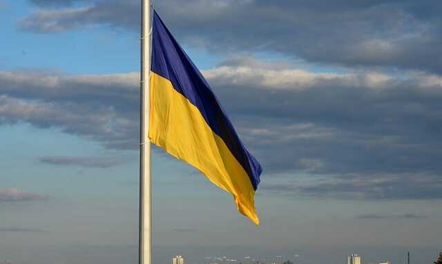 В Киеве заменили главный флаг: людей просят не паниковать