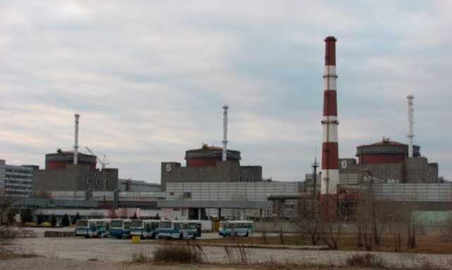 Оккупанты обстреляли Запорожскую АЭС: шокирующие фото разрушенного корпуса