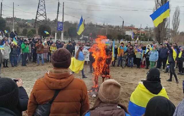 "Мы здесь власть": в Мелитополе митингующие сожгли чучело Путина