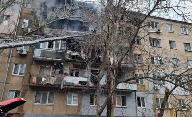 Под обстрел россиян в Николаеве попало железнодорожное депо: видео последствий