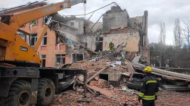 В Чернигове под завалами школы нашли мертвого мужчину