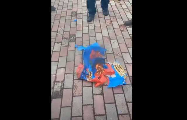 Жители Донбасса жгут «флаги» «ЛДНР» и возвращают флаги Украины