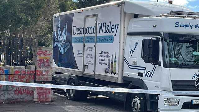 Грузовик протаранил ворота российского посольства в Дублине